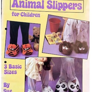 Könnte beinhalten: Ein Vintage-Prospektcover mit gehäkelten Tierslippern für Kinder. Das Cover zeigt verschiedene Slipper-Designs, darunter Tiger-, Panda- und Hasen-Stile. Der Text auf dem Cover lautet "Gehäkelte Tierslipper für Kinder" und "3 Grundgrößen".