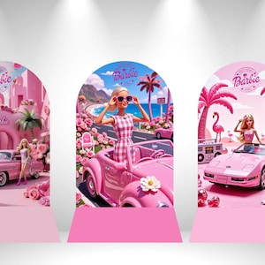 Puede incluir: Tres paneles de fondo arqueados con la marca e imágenes de Barbie. Los diseños incluyen coches rosas vintage y modernos, palmeras, flamencos y arreglos florales. Cada panel muestra el logotipo de Barbie y el texto Birthday Girl en color rosa.
