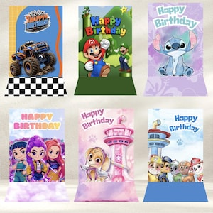 Puede incluir: Seis tarjetas de cumpleaños con varios diseños. Las tarjetas presentan personajes como Mario, Stitch y Paw Patrol, junto con el texto "Happy Birthday". Cada tarjeta tiene un esquema de color y diseño únicos, incluyendo un camión monstruo y un grupo de chicas animadas.
