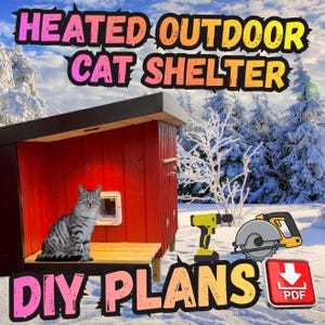 Może przedstawiać: Czerwony, ogrzewany schron dla kotów na zewnątrz z szarym kotem siedzącym na drewnianym ganku. Obraz zawiera tekst "HEATED OUTDOOR CAT SHELTER" i "DIY PLANS". Widoczna jest również żółta wiertarka i piła.
