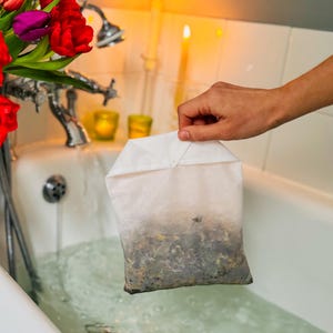 Sachet de tisane géante pour le bain – Cadeau relaxant pour le spa, bain naturel, soins personnels respectueux de l'environnement, fait main au Royaume-Uni