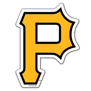 Może przedstawiać: Wycięta naklejka z logo drużyny Pittsburgh Pirates. Logo to stylizowana żółta litera "P" z czarnym obrysem i białym obramowaniem. Naklejka ma unikalny, postrzępiony kształt.