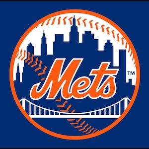 Puede incluir: Fondo azul con el logotipo de los Mets de Nueva York. El logotipo presenta la palabra "Mets" en escritura naranja, un diseño de béisbol y una silueta blanca del horizonte. El logotipo es circular.