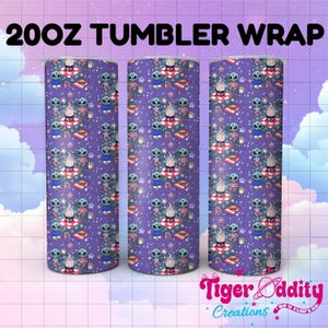 Puede incluir: Una envoltura de vaso morado con un patrón repetitivo de extraterrestres sentados alrededor de una fogata con estrellas y otros elementos espaciales. El texto "20oz TUMBLER WRAP" está en la parte superior de la imagen.