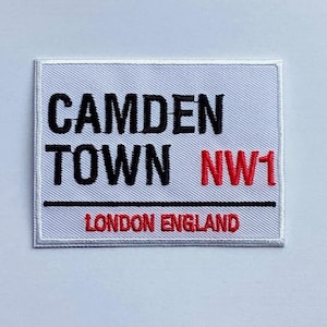 Puede incluir: Un juego de tres tazas de cerámica con un acabado mate moteado. Las tazas son en tonos crema, gris claro y gris oscuro. Cada taza tiene un diseño simple y minimalista, ideal para café o té.