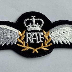 以下が含まれることがあります： ロイヤルエアフォース（RAF）のエンブレムが刺繍されたパッチ。パッチは、白い刺繍の翼、王冠、白い文字で「RAF」が黒い背景にあります。金色の月桂樹の枝が文字を囲んでいます。