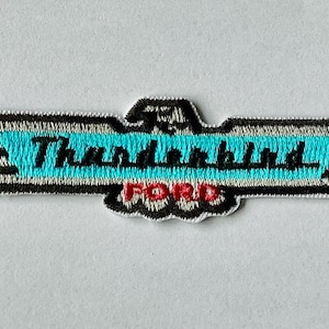 Odznaka amerykańskiego muscle cara z silnikiem V8 i skrzydłami Forda Thunderbirda, naszywana na żelazną naszywkę