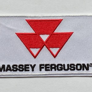 Peut inclure: Écusson brodé avec le logo Massey Ferguson. Le patch a un fond blanc avec un logo rouge de trois triangles qui se chevauchent. Les mots "MASSEY FERGUSON®" sont brodés en noir.