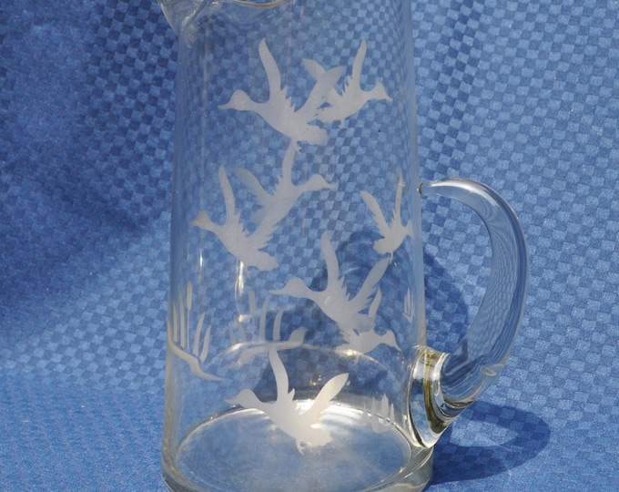 Large Vintage Etched Ducks in Flight Beverage Pitcher 80oz 9 5/8" Tall Free Ship
