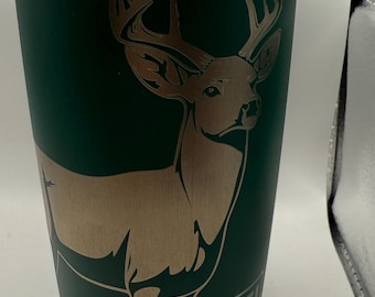 Hirschverpackung auf grünem 20 Unzen Yeti-Becher