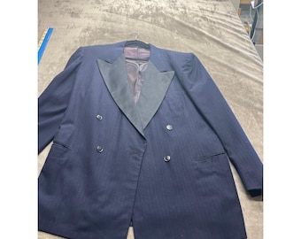 Chaqueta de esmoquin vintage Kuppenheimer azul marino de doble botonadura con solapa de pico de satén.