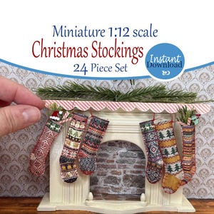 Puede incluir: Miniaturas de calcetines navideños con varios diseños colgados sobre una chimenea en miniatura. Los calcetines son rojos, verdes y dorados, con diseños festivos. El texto dice "Miniature 1:12 scale Christmas Stockings 24 Piece Set" y "Instant Download".
