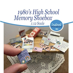 Boîte à chaussures souvenir High School Memories des années 1980. Miniature imprimable à téléchargement immédiat à l'échelle 1:12, 21 pièces qui tiennent toutes dans une mini boîte à chaussures