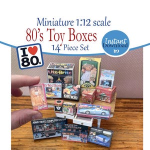 Può includere: Una collezione di scatole di giocattoli in miniatura degli anni '80 in scala 1:12, tra cui Barbie e Atari. Il set include 14 pezzi, con il testo "I ❤️ 80s" e "Instant Download".