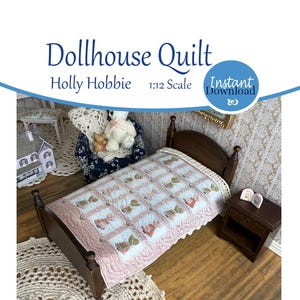 Puede incluir: Una cama en miniatura para casa de muñecas con un edredón rosa y blanco con un diseño de Holly Hobbie. El edredón está adornado con motivos florales y de figuras. La cama es de madera oscura y está sobre un suelo de madera. El texto "Dollhouse Quilt" y "Instant Download" es visible.