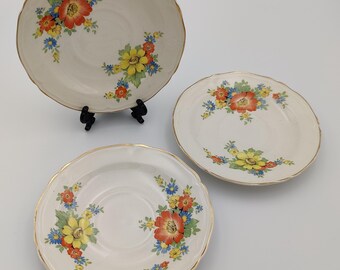 Knowles China semi-glasachtige set van 3 schoteltjes met bloemen en gouden serpentijnrand
