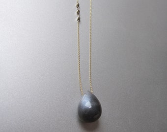 Donkergrijze maansteen hanger massief 14k geel- en witgouden ketting