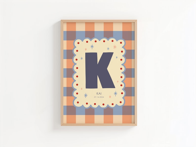 Puede incluir: Un estampado enmarcado con la letra "K" azul marino sobre un borde festoneado color crema. El borde est&aacute; decorado con peque&ntilde;os puntos rojos y estrellas. El fondo es un patr&oacute;n de cuadros naranja y azul. El texto "KAI 07.14.2024" est&aacute; en la parte inferior.