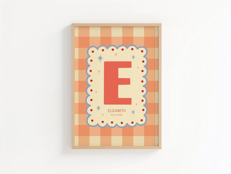 Puede incluir: Arte de pared enmarcado con una gran letra "E" coral sobre un fondo crema con un borde festoneado. El fondo tiene un patr&oacute;n de cuadros vichy melocot&oacute;n y crema. El nombre "ELIZABETH" y la fecha "08.20.2023" est&aacute;n impresos debajo de la letra.