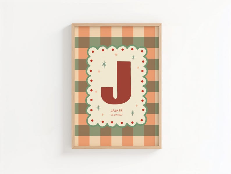 Puede incluir: Un estampado enmarcado con una gran letra "J" de color &oacute;xido sobre un fondo crema festoneado con puntos rojos y acentos de estrellas. El fondo es un patr&oacute;n de cuadros en naranja, verde y crema. El nombre "JAMES" y la fecha "03.20.2023" est&aacute;n debajo.