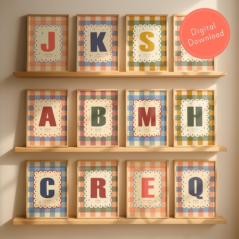 Puede incluir: Conjunto de l&aacute;minas art&iacute;sticas enmarcadas con letras del alfabeto. Cada l&aacute;mina tiene un fondo de cuadros vichy y un borde festoneado. Las letras son de varios colores, con nombres debajo. Las l&aacute;minas se exhiben en estantes de madera.