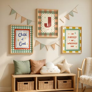 Puede incluir: Una exhibici&oacute;n de pared con impresiones art&iacute;sticas enmarcadas con citas y una letra. Las impresiones tienen un patr&oacute;n de cuadros y bordes festoneados. Un banco de madera contiene almohadas, una almohada en forma de nube, una estrella y cestas tejidas.