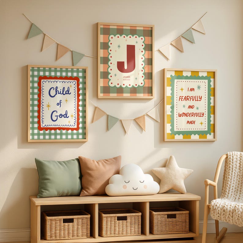 Puede incluir: Una exhibici&oacute;n de pared con impresiones art&iacute;sticas enmarcadas con citas y una letra. Las impresiones tienen un patr&oacute;n de cuadros y bordes festoneados. Un banco de madera contiene almohadas, una almohada en forma de nube, una estrella y cestas tejidas.