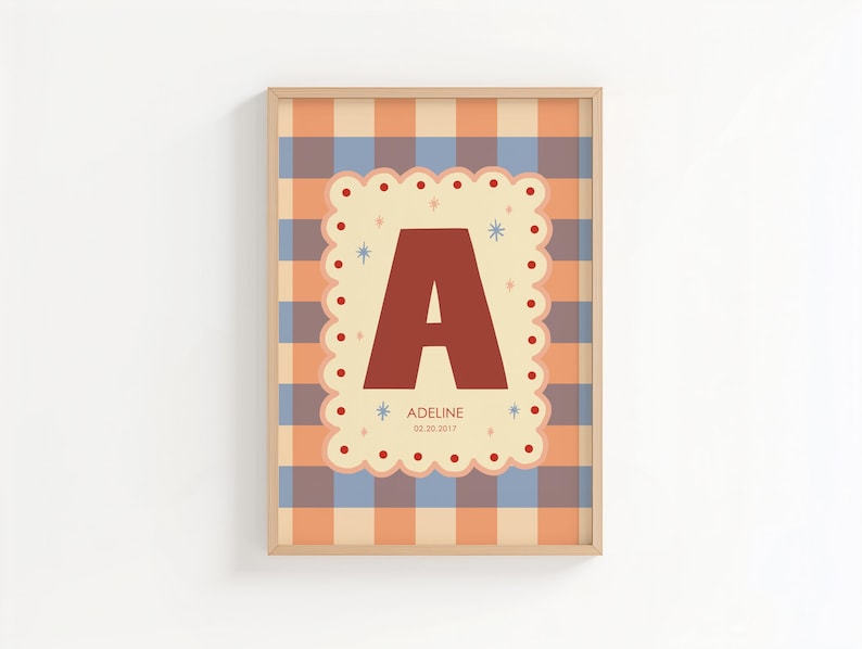 Puede incluir: Una impresi&oacute;n enmarcada con una gran letra "A" de color &oacute;xido sobre un fondo crema festoneado. El fondo es un patr&oacute;n de cuadros en tonos naranja y azul. La impresi&oacute;n incluye el nombre "Adeline" y la fecha "02.20.2017".