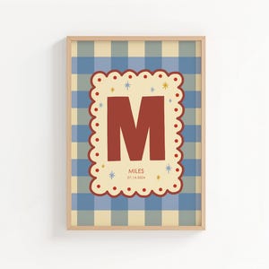 Puede incluir: Impresi&oacute;n art&iacute;stica enmarcada con una gran letra 'M' de color granate sobre un borde festoneado crema. El fondo es un patr&oacute;n de cuadros vichy azul y crema. El nombre 'Miles' y la fecha '07.14.2024' est&aacute;n impresos debajo.