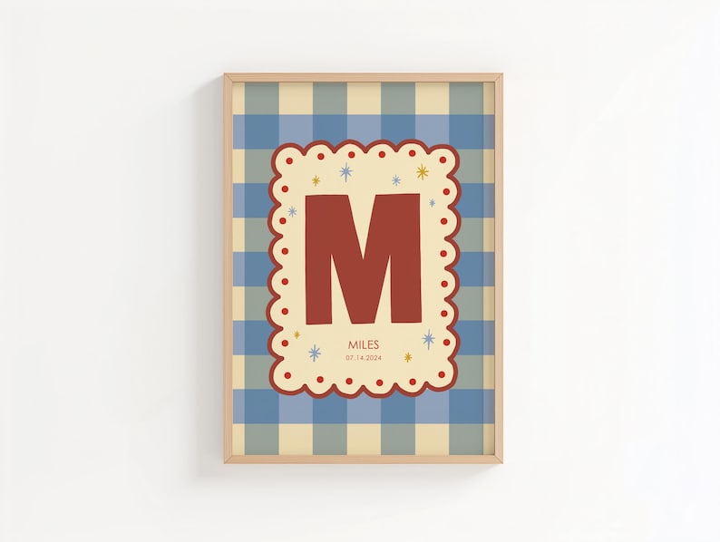 Puede incluir: Impresi&oacute;n art&iacute;stica enmarcada con una gran letra 'M' de color granate sobre un borde festoneado crema. El fondo es un patr&oacute;n de cuadros vichy azul y crema. El nombre 'Miles' y la fecha '07.14.2024' est&aacute;n impresos debajo.