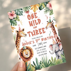 Könnte beinhalten: Eine Geburtstagseinladung mit Dschungel-Thema. Die Einladung zeigt den Text "One Wild and Three" mit Illustrationen einer Giraffe, eines Löwen und eines Elefanten. Die Einladung enthält die Geburtstagsdetails.