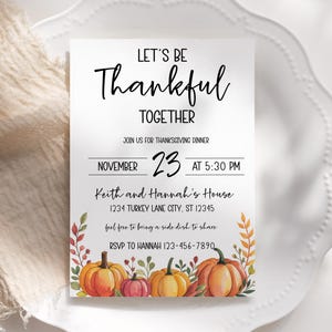 Peut inclure: Invitation pour un d&icirc;ner de Thanksgiving avec le texte &laquo;&nbsp;Soyons reconnaissants ensemble&nbsp;&raquo;. L'invitation comprend la date, l'heure et le lieu&nbsp;: le 23&nbsp;novembre &agrave; 17&nbsp;h&nbsp;30 chez Keith et Hannah. Avec des citrouilles &agrave; l'aquarelle et des feuilles d'automne.