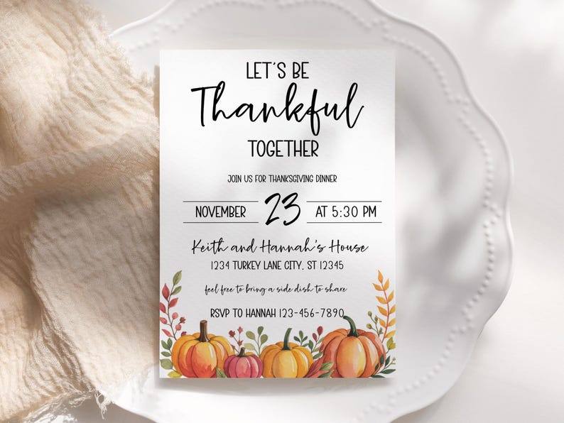 Peut inclure: Invitation pour un d&icirc;ner de Thanksgiving avec le texte &laquo;&nbsp;Soyons reconnaissants ensemble&nbsp;&raquo;. L'invitation comprend la date, l'heure et le lieu&nbsp;: le 23&nbsp;novembre &agrave; 17&nbsp;h&nbsp;30 chez Keith et Hannah. Avec des citrouilles &agrave; l'aquarelle et des feuilles d'automne.