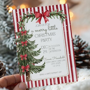 Könnte beinhalten: Weihnachtsparty-Einladung mit einem Aquarell-Weihnachtsbaum und roten Schleifen. Die Einladung hat einen rot-weiß gestreiften Rand und enthält den Text "Join us for a merry little Christmas party".