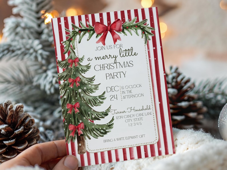 Puede incluir: Invitaci&oacute;n a una fiesta de Navidad con un &aacute;rbol de Navidad en acuarela y lazos rojos. La invitaci&oacute;n tiene un borde a rayas rojas y blancas e incluye el texto "Join us for a merry little Christmas party".