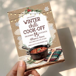 Puede incluir: Una tarjeta de invitación rectangular para un concurso de chili de invierno. La tarjeta presenta el texto "Winter Chili Cook-Off" y los detalles del evento. También se incluye una ilustración en acuarela de una olla de chili, una cuchara de madera y una servilleta a cuadros.