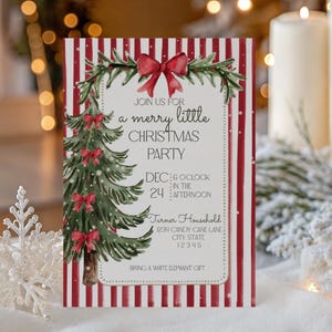 Puede incluir: Una invitaci&oacute;n a una fiesta de Navidad con un dise&ntilde;o de acuarela. La invitaci&oacute;n presenta un fondo a rayas rojas y blancas, un &aacute;rbol de Navidad y el texto "Join us for a merry little Christmas party". La invitaci&oacute;n tambi&eacute;n incluye la fecha, la hora y el lugar.