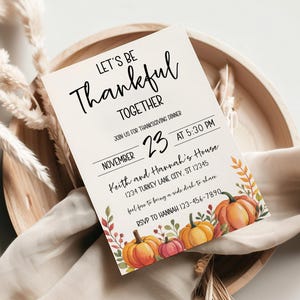 Peut inclure: Carte d'invitation de Thanksgiving avec le texte "Let's Be Thankful Together". La carte pr&eacute;sente des citrouilles &agrave; l'aquarelle et du feuillage d'automne. L'invitation comprend la date, l'heure et le lieu d'un d&icirc;ner de Thanksgiving.