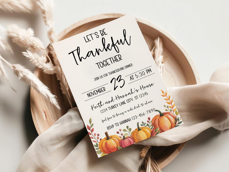 Peut inclure: Carte d'invitation de Thanksgiving avec le texte "Let's Be Thankful Together". La carte pr&eacute;sente des citrouilles &agrave; l'aquarelle et du feuillage d'automne. L'invitation comprend la date, l'heure et le lieu d'un d&icirc;ner de Thanksgiving.