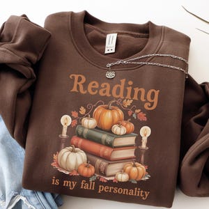 Lettura autunnale PNG / Autunno libresco PNG / Vibrazioni autunnali libresche / Stagione di lettura PNG / Ragazza libresca PNG / Amante dei libri PNG / Club del libro di Halloween