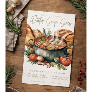 Puede incluir: Una invitación de acuarela para un intercambio de sopa de invierno, con una olla humeante de sopa rodeada de tomates, champiñones y pan. El texto dice "Join us for a Winter Soup Swap" e incluye la fecha, hora y lugar.
