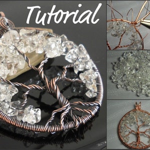 Puede incluir: Un colgante de alambre de cobre con forma de árbol, adornado con cristales transparentes de forma irregular. La palabra "Tutorial" está escrita en blanco. Imágenes adicionales muestran el proceso de elaboración y los materiales.