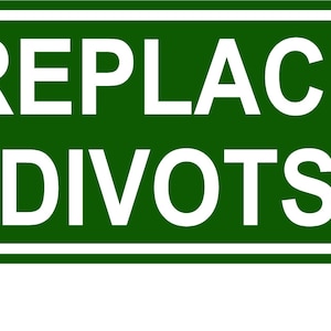 Puede incluir: Un cartel verde con texto blanco que dice "REPLACE DIVOTS". El cartel está montado en dos postes.