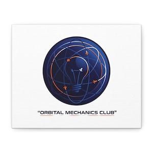 Puede incluir: Impresión en lienzo que presenta una esfera azul con un diseño de bombilla en el centro, rodeada de cohetes en órbita. El texto "ORBITAL MECHANICS CLUB" se muestra debajo en blanco y naranja.