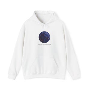 Könnte beinhalten: Weißer Kapuzenpullover mit Fronttasche und Kordelzug. Auf der Vorderseite befindet sich eine runde Grafik mit einer Glühbirne und dem Text "ORBITAL MECHANICS CLUB". Die Grafik ist blau und gold.