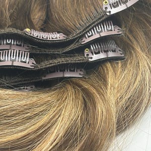 Clip-in extensions van echt haar kleur 4-27-4