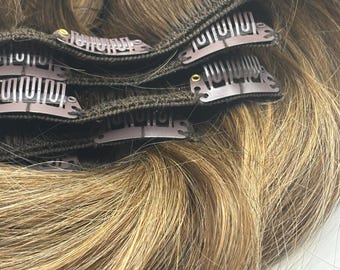 Może przedstawiać: Zestaw brązowych doczepianych włosów z ombre w kolorze jasnobrązowym i blond.