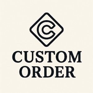 Op de afbeelding: Een zwart-witte afbeelding met de woorden "CUSTOM ORDER" in een vetgedrukte letter. Boven de tekst staat een zwarte ruit met een witte "C" erin. De achtergrond is crèmekleurig.