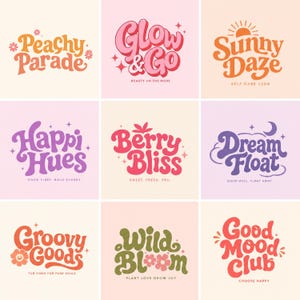 Può includere: Una griglia di nove design grafici con tipografia colorata e ondulata. Il testo include Peachy Parade, Glow & Go, Sunny Daze, Happi Hues, Berry Bliss, Dream Float, Groovy Goods, Wild Bloom e Good Mood Club, accompagnati da piccole icone.