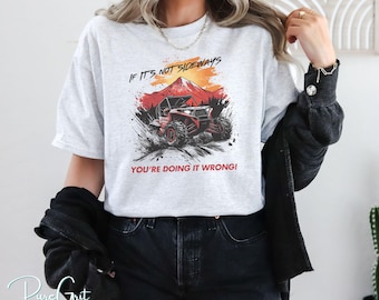 Si no es de lado, lo estás haciendo mal PNG / Diseño de camiseta de conducción SXS / Gráfico todoterreno UTV / Archivo de sublimación de conductor de lado a lado